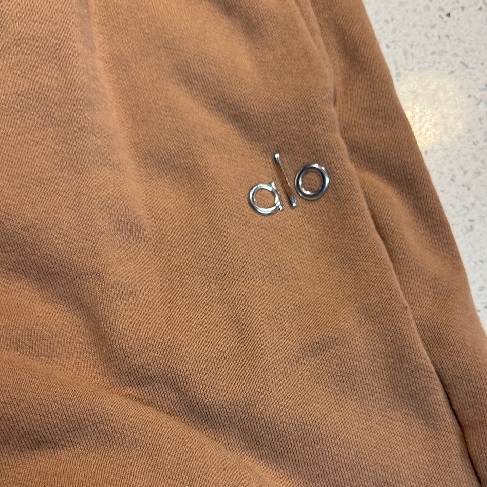 Alo Beige Sweatpants - Picture 3 of 16